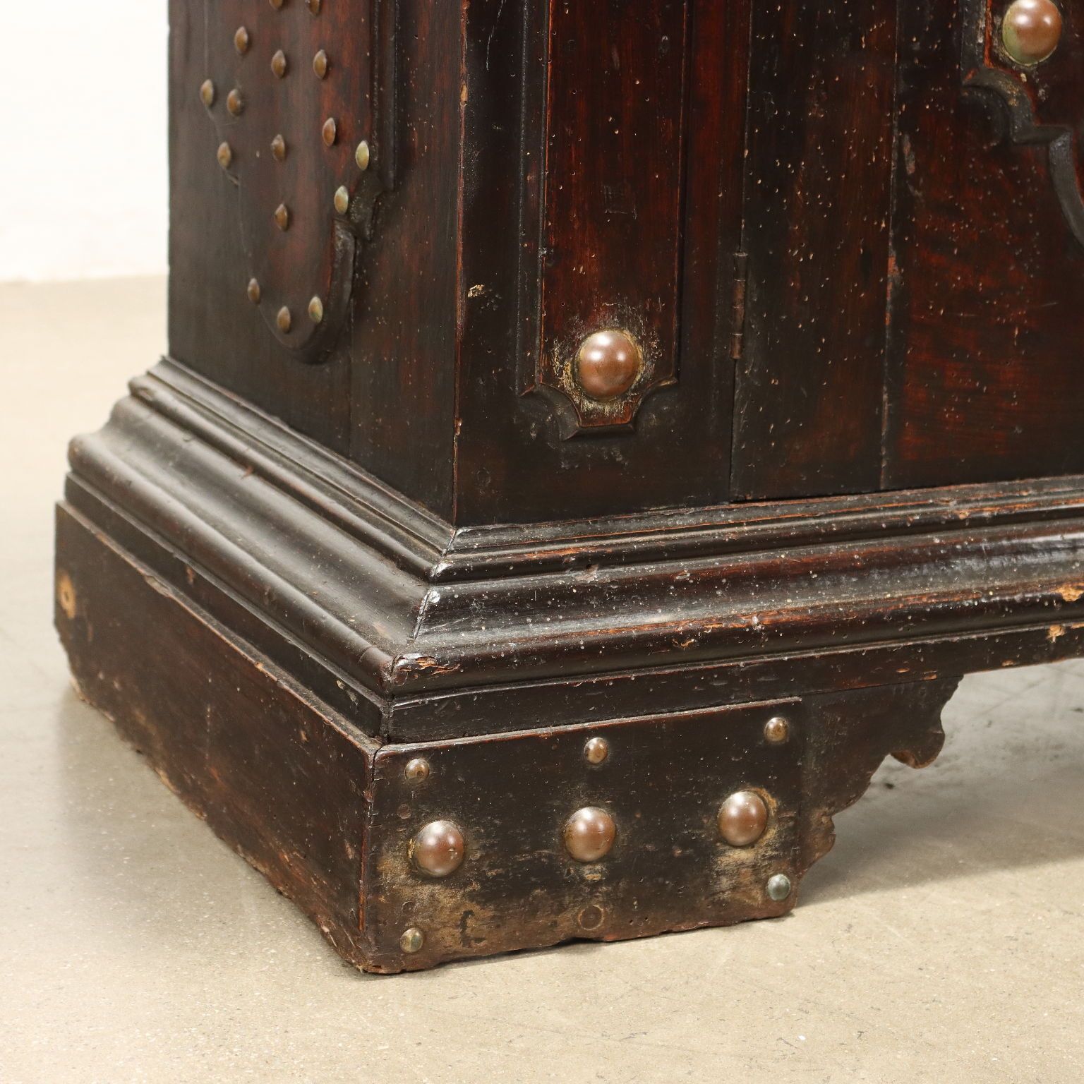 photo furniture Antique Cupboard With Upper Part Baroque Style Wood '900