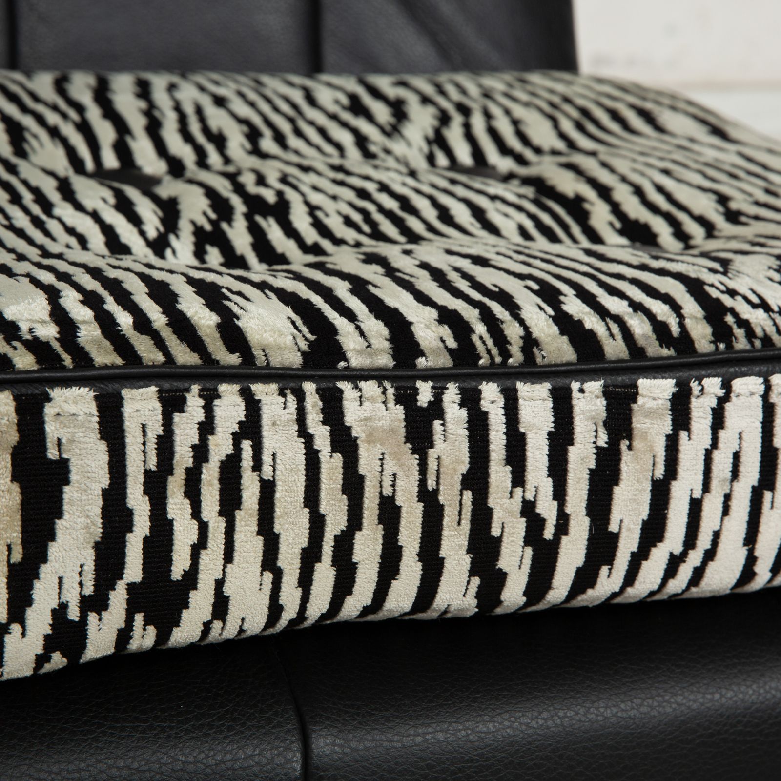 Bretz Tiziana Leren Fauteuil Zwart Stof Draaifunctie photo for sale