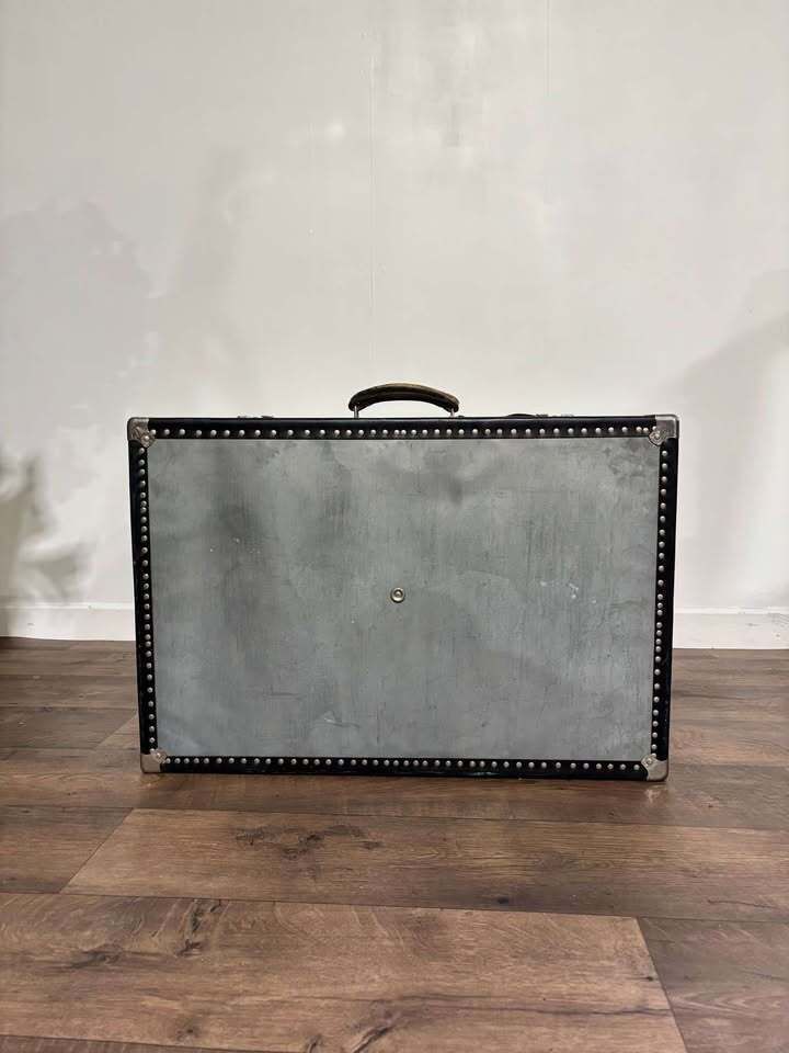 photo vinterior Vintage Metal Clad Trunk With Leather Handle