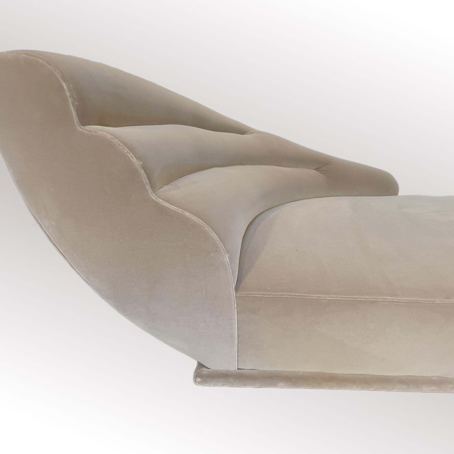 Hollywood Regency Style Taupe Velvet Chaise Longue By Promemoria, Italy C.2000 photo vinterior