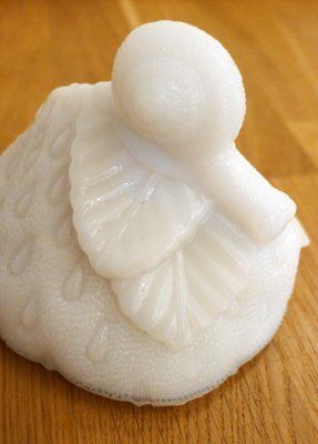 Early 20th Century Strawberry & Snail Sugar Pot In Opaline Glass From Portieux, 1890s photo vinterior