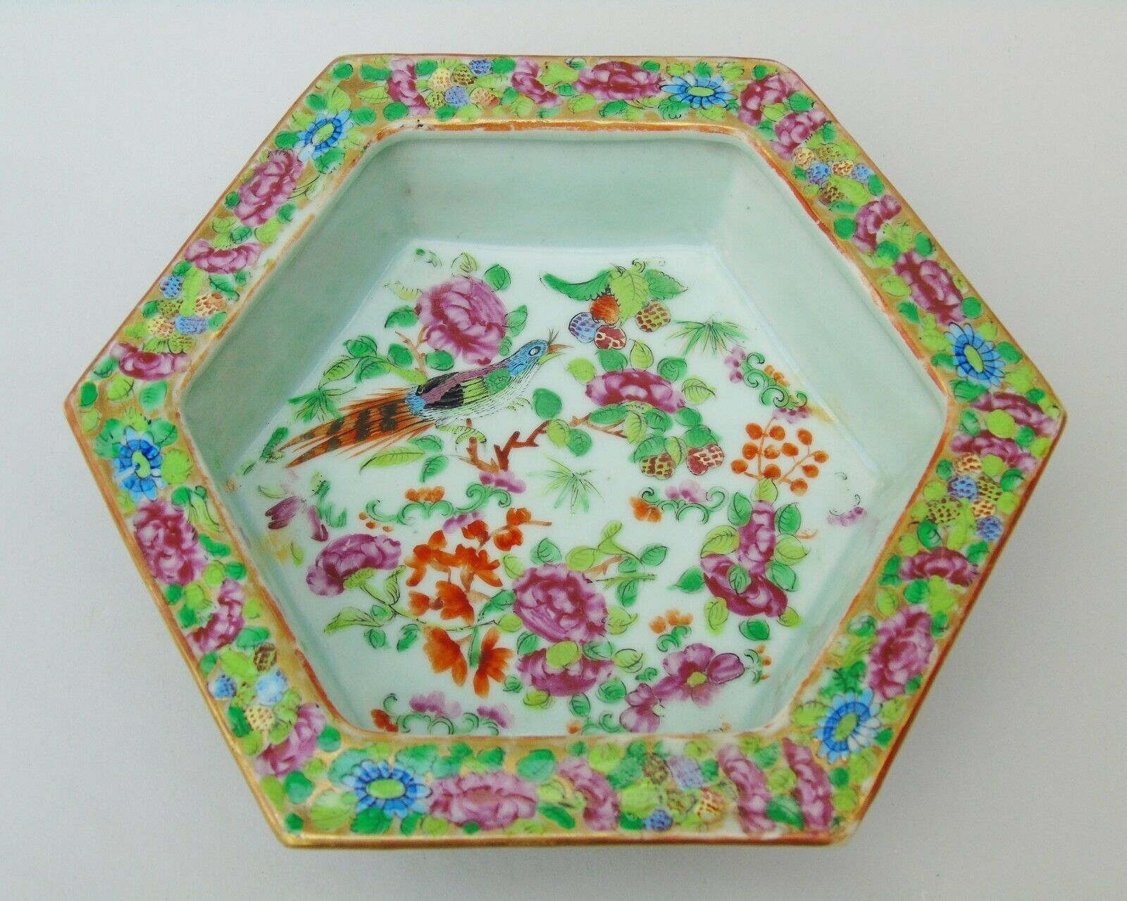 19th Century Daoguang Cantonese Porcelain Bowl Famille Rose