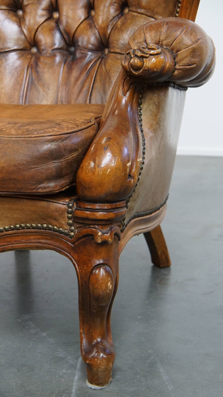 photo furniture Charming Antique Baroque Sheepskin Chesterfield Armchair With A Beautiful Patina