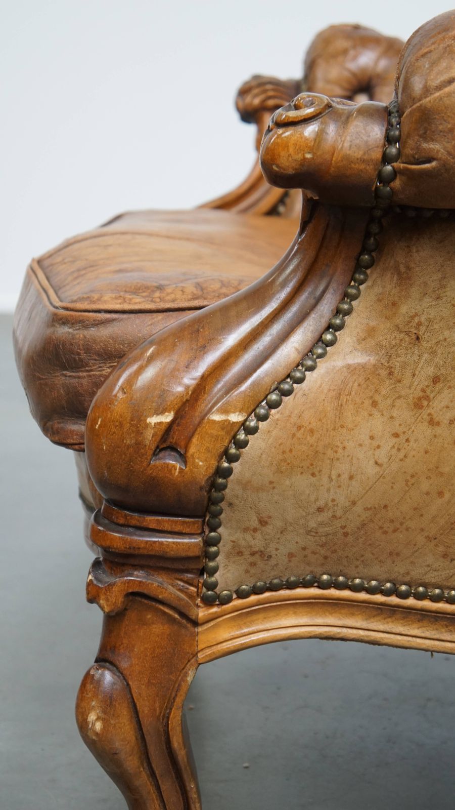 photo vinterior Charming Antique Baroque Sheepskin Chesterfield Armchair With A Beautiful Patina