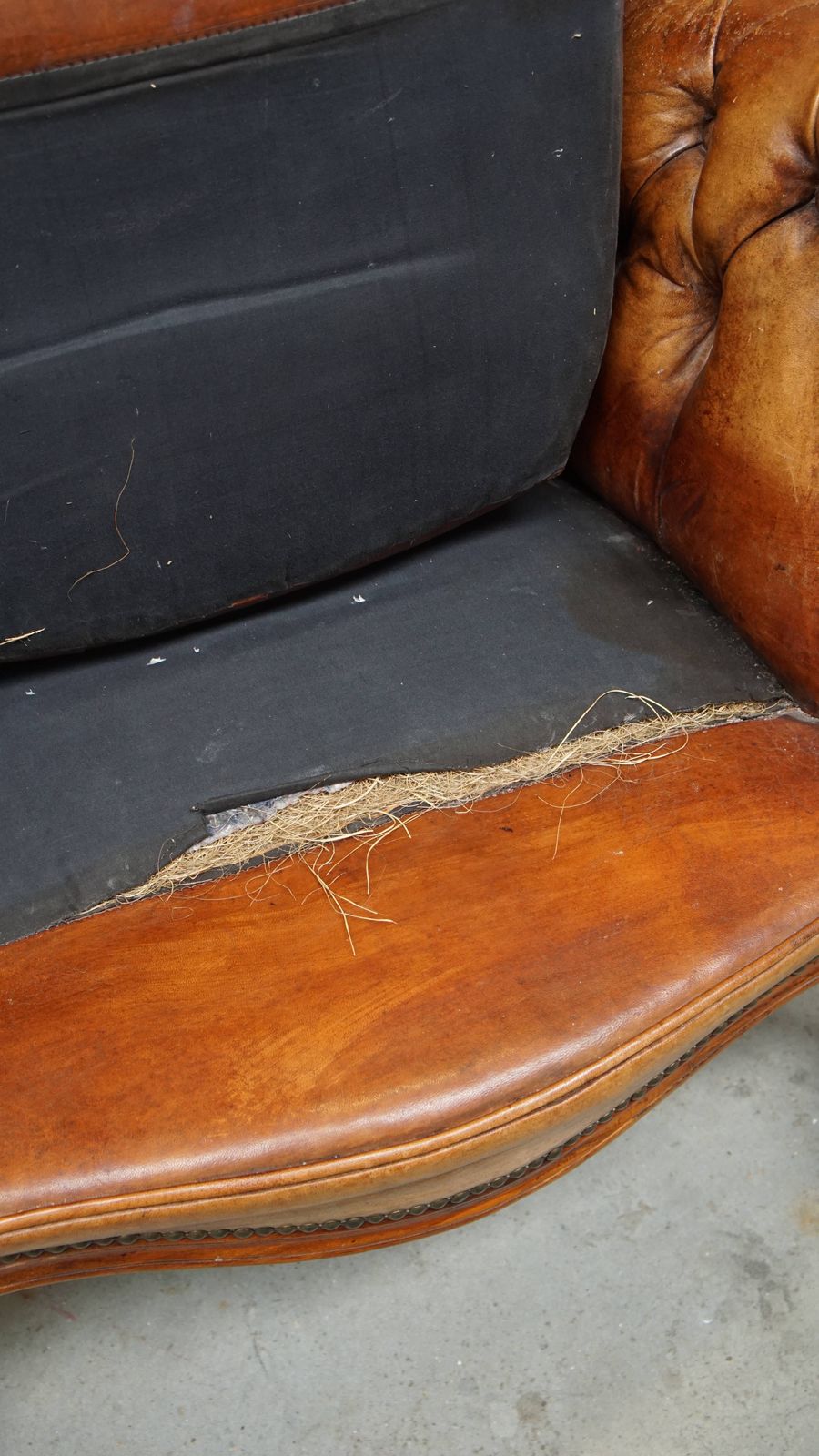 photo buy Charmante Antieke Barokke Chesterfield Fauteuil Met Schapenvacht En Mooie Patina