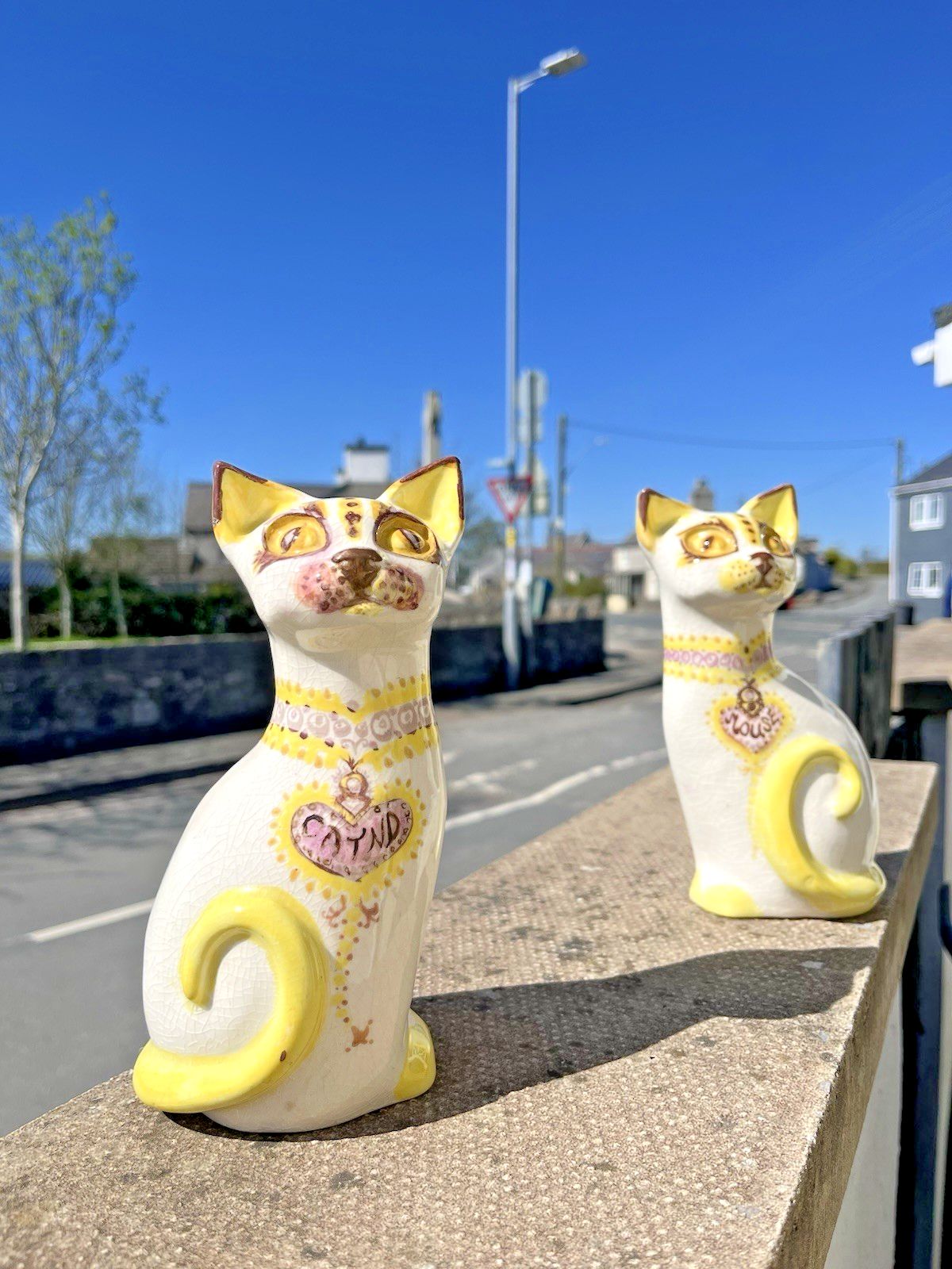 photo vinterior Pair Of Unusual Mid Century Pottery Mantel Cats Ornaments Portuguese ? Italian ?