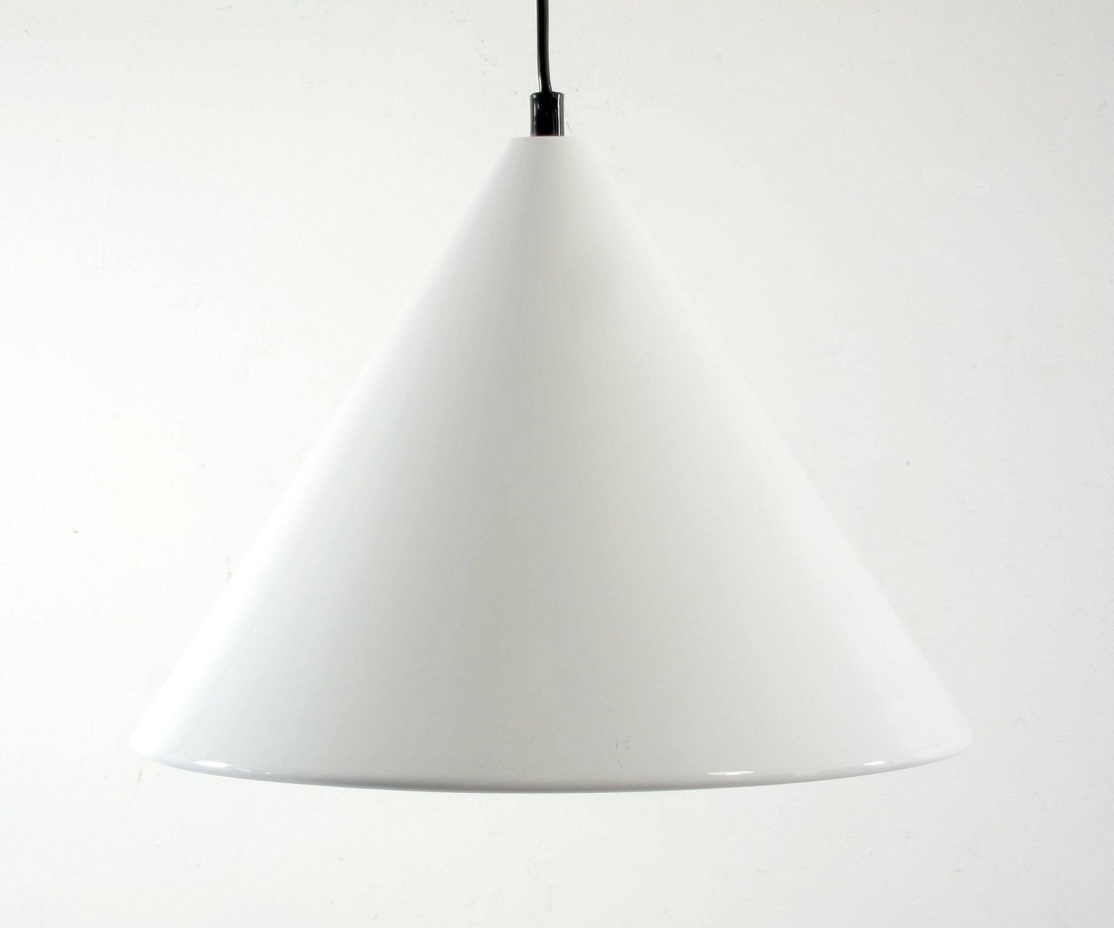 Arne Jacobsen Lamp Louis Poulsen White 1960s Vintage Enamel Lamp    Arteluce, Stilnovo, Castiglioni, Sarfatti, Eames, Arredoluce Colombo, Henningsen