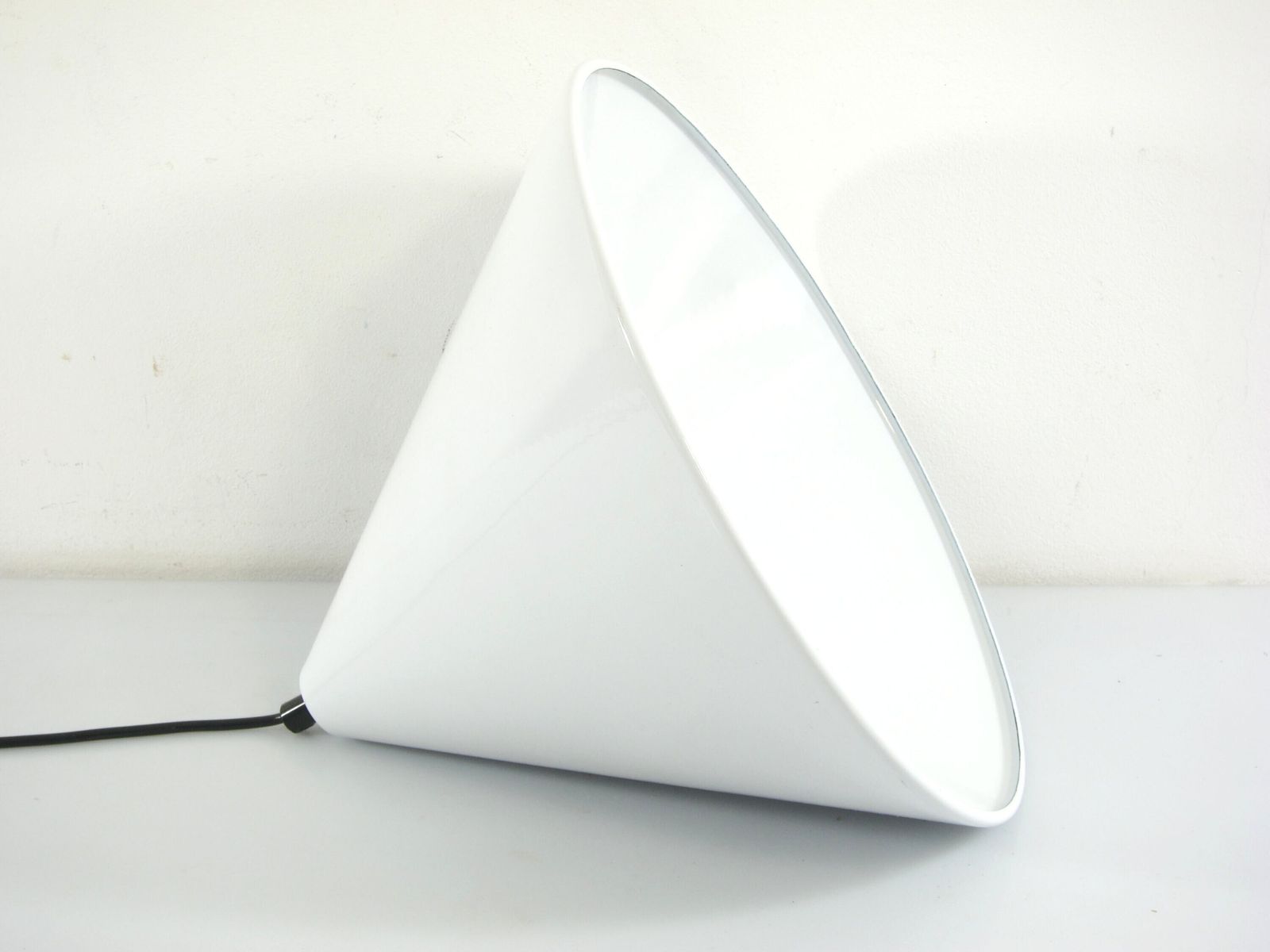 Arne Jacobsen Lamp Louis Poulsen White 1960s Vintage Enamel Lamp    Arteluce, Stilnovo, Castiglioni, Sarfatti, Eames, Arredoluce Colombo, Henningsen photo 1000.0