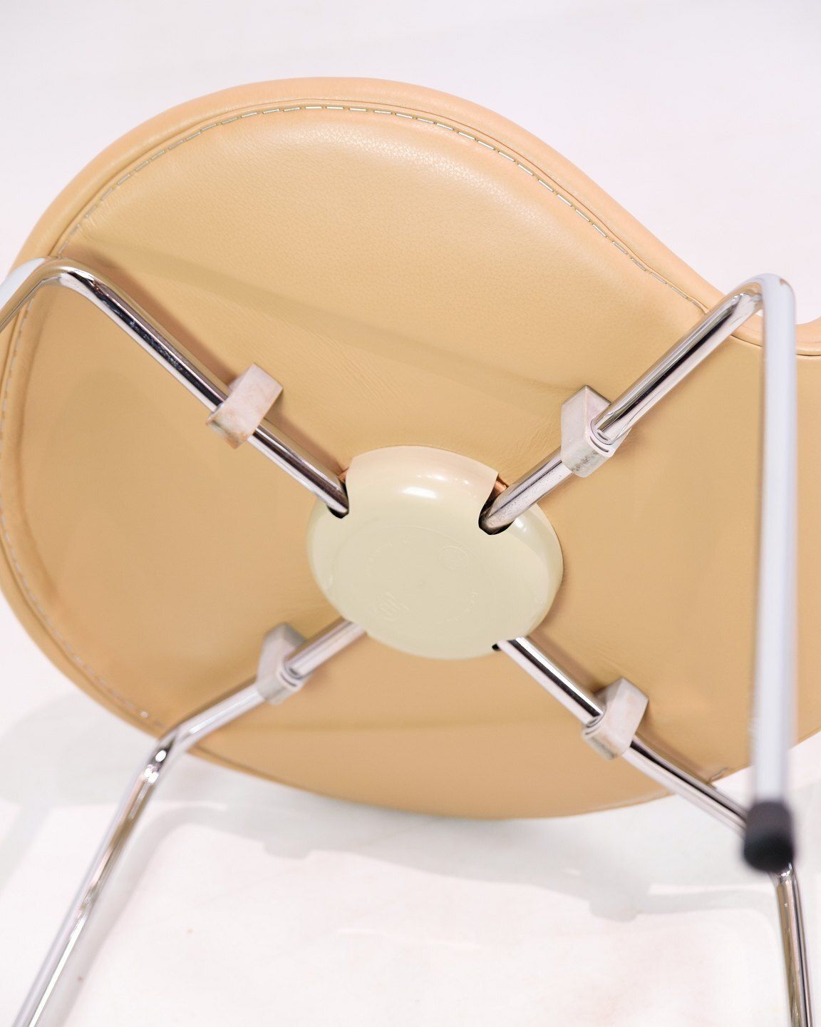 photo for sale Seven Chair Model 3107 In Cream Colored Elegance Leather By Arne Jacobsen For Fritz Hansen