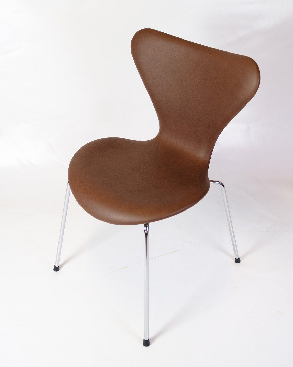 Seven Chairs  Model 3107 In Walnut Elegance Leather By Arne Jacobsen For Fritz Hansen From 1967s photo furniture