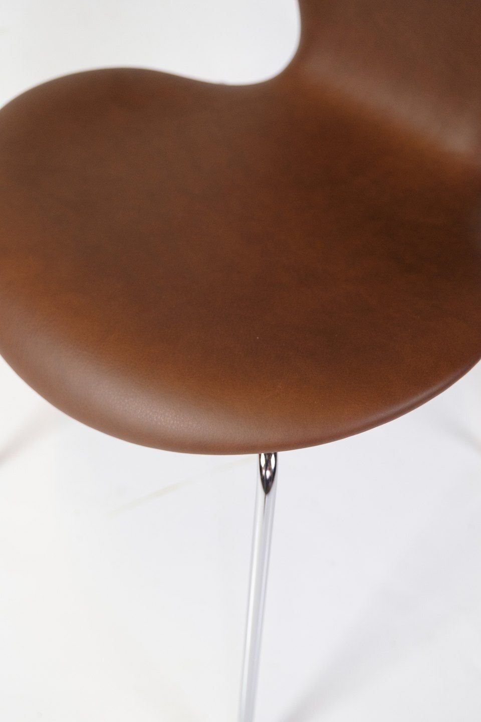 Seven Chairs  Model 3107 In Walnut Elegance Leather By Arne Jacobsen For Fritz Hansen From 1967s photo Furniture