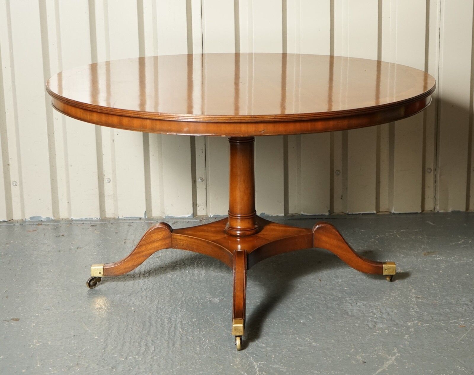 Very Stunning Circular Burr Walnut Dining Table Made By Beresford & Hicks London photo for sale