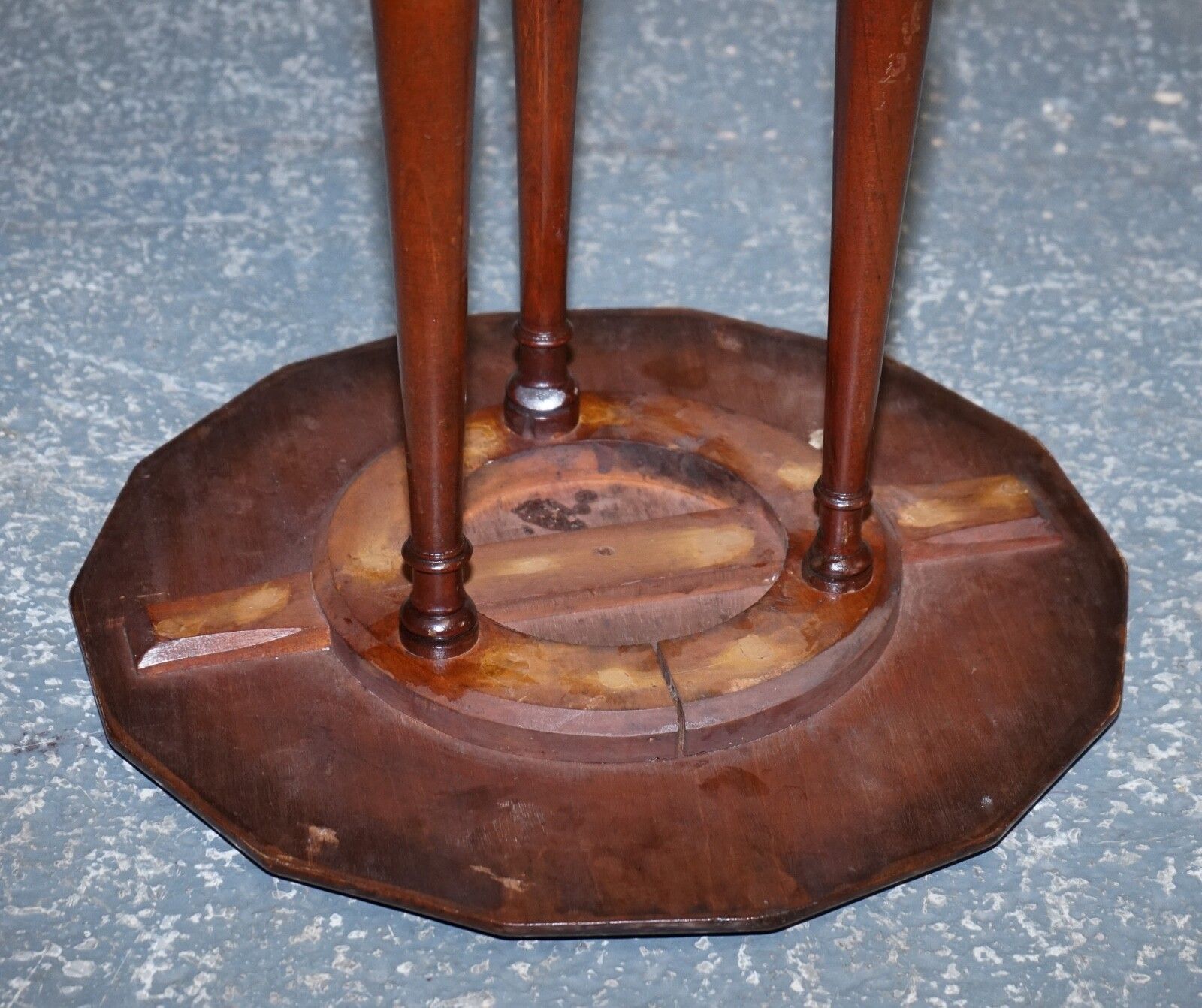 photo vintage Lovely Restored Hardwood Hexagon Side Table With Curved Spade Feet