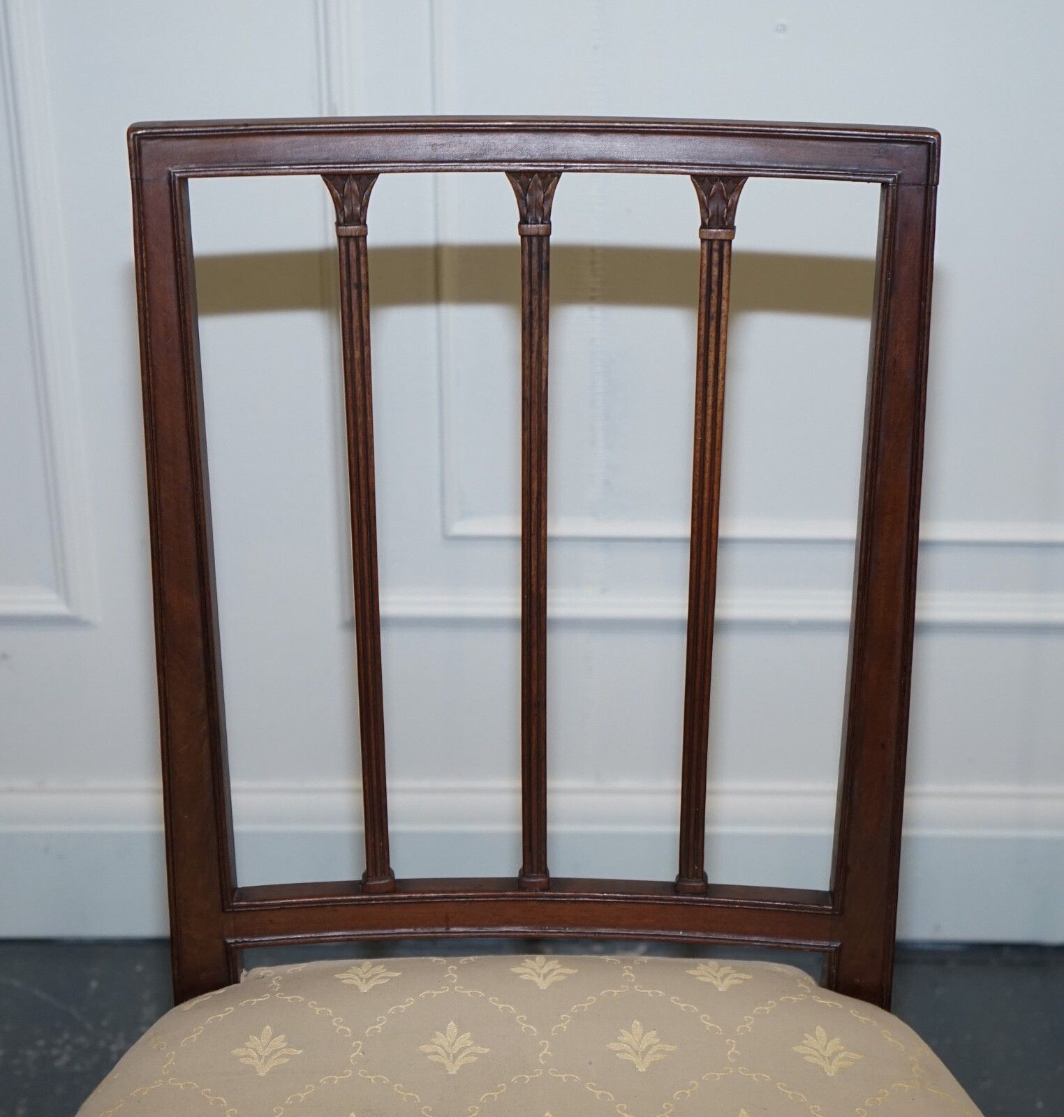 photo furniture Victorian Pair Of Side Chairs With Cream Fabric Seats