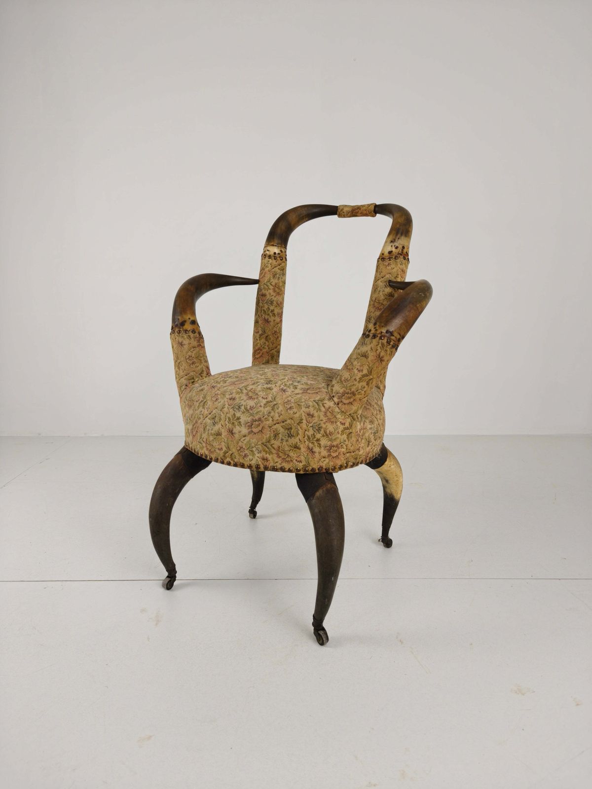 photo vinterior Rare 19th Century Highly Decorative Bull Horn Armchair (1870)