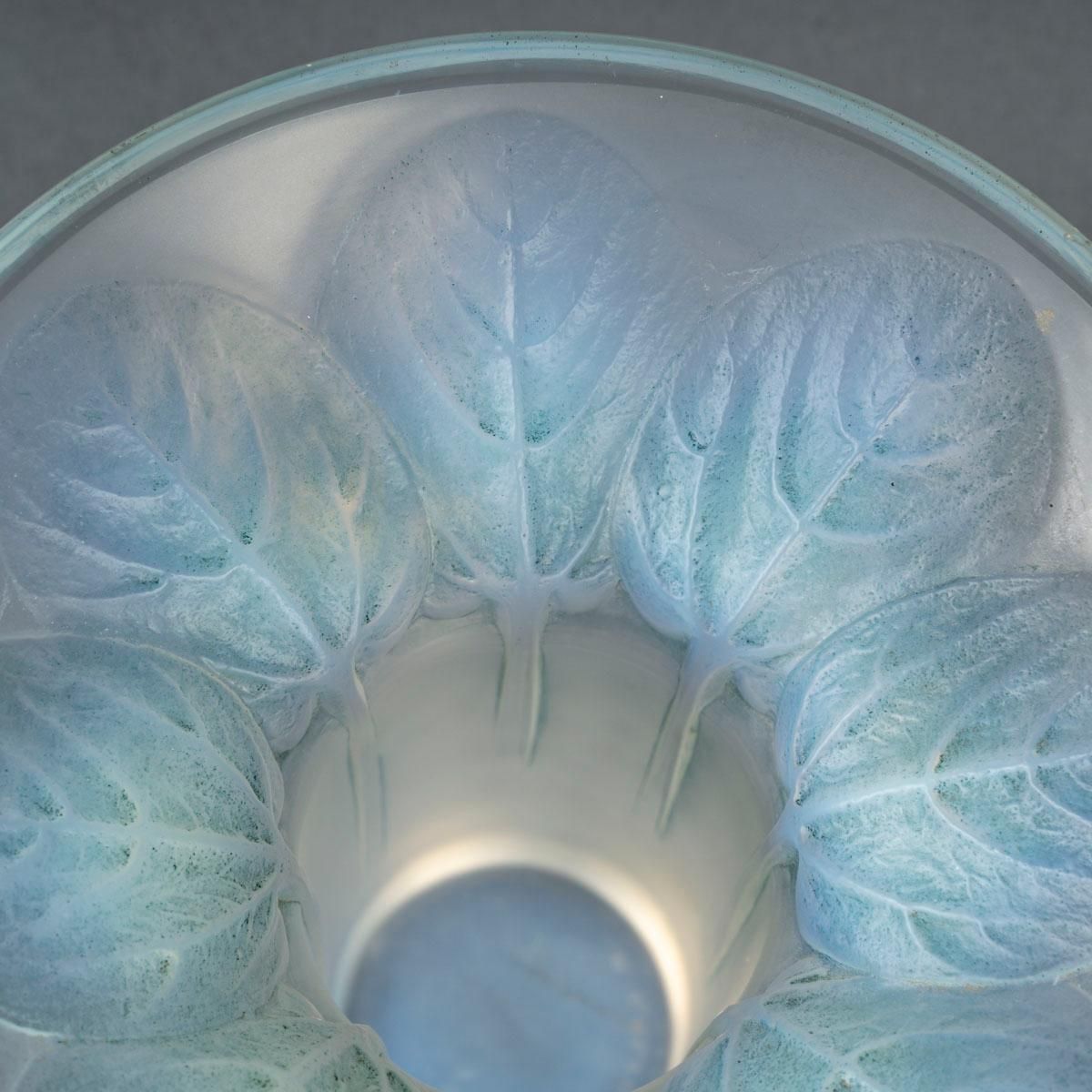 R.Lalique  1921 Vase Violettes Opalescent. photo Home Decor