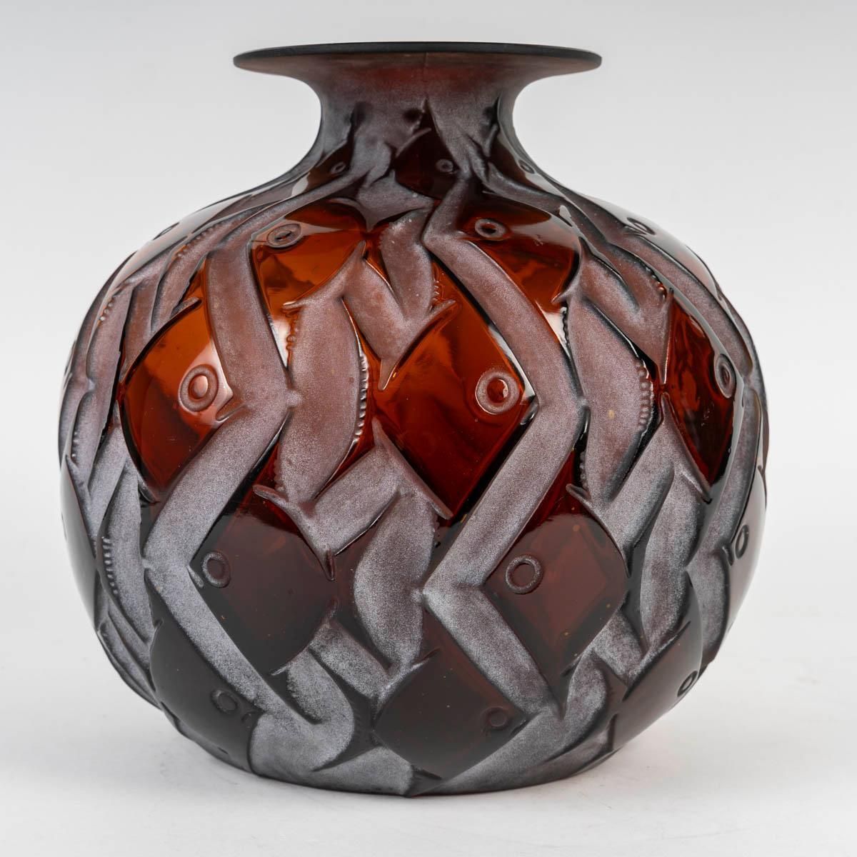 René Lalique, 1928   “Penthièvre” Amber Tinted Vase . photo furniture