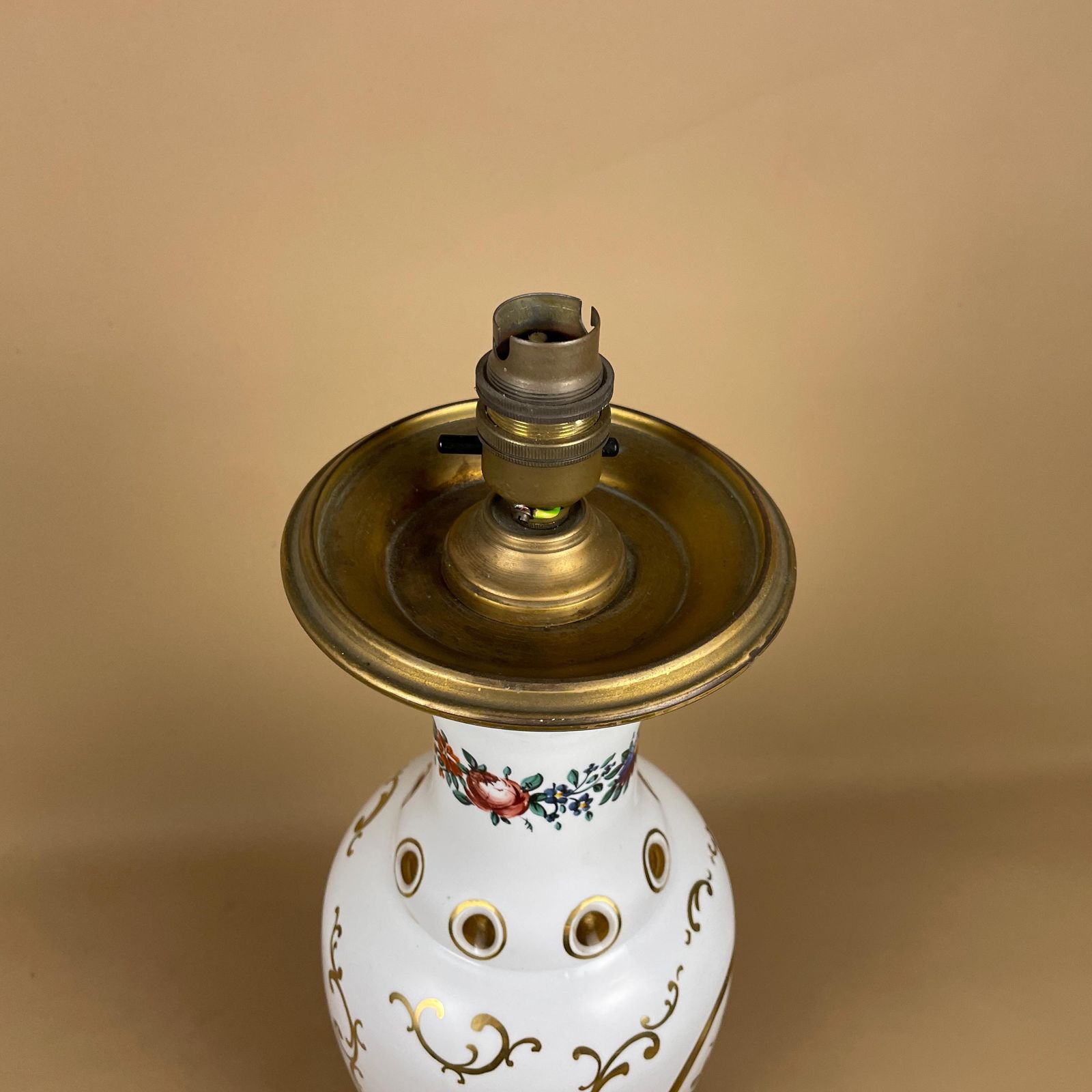 Antique Ceramic Lamp Light Bedside Table Desk Porcelain Vase White Floral Pattern Brass Gold Metal Base Cottage Vintage Glass Inlay photo vintage