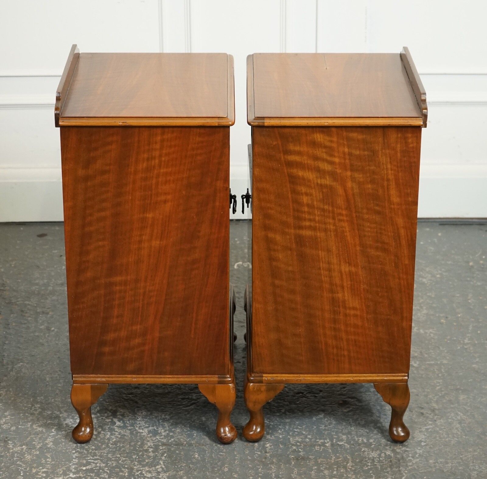Furniture Pair Art Walnut Deco Bedside Nightstands With Cupboard Queen Anne Legs J1 photo
