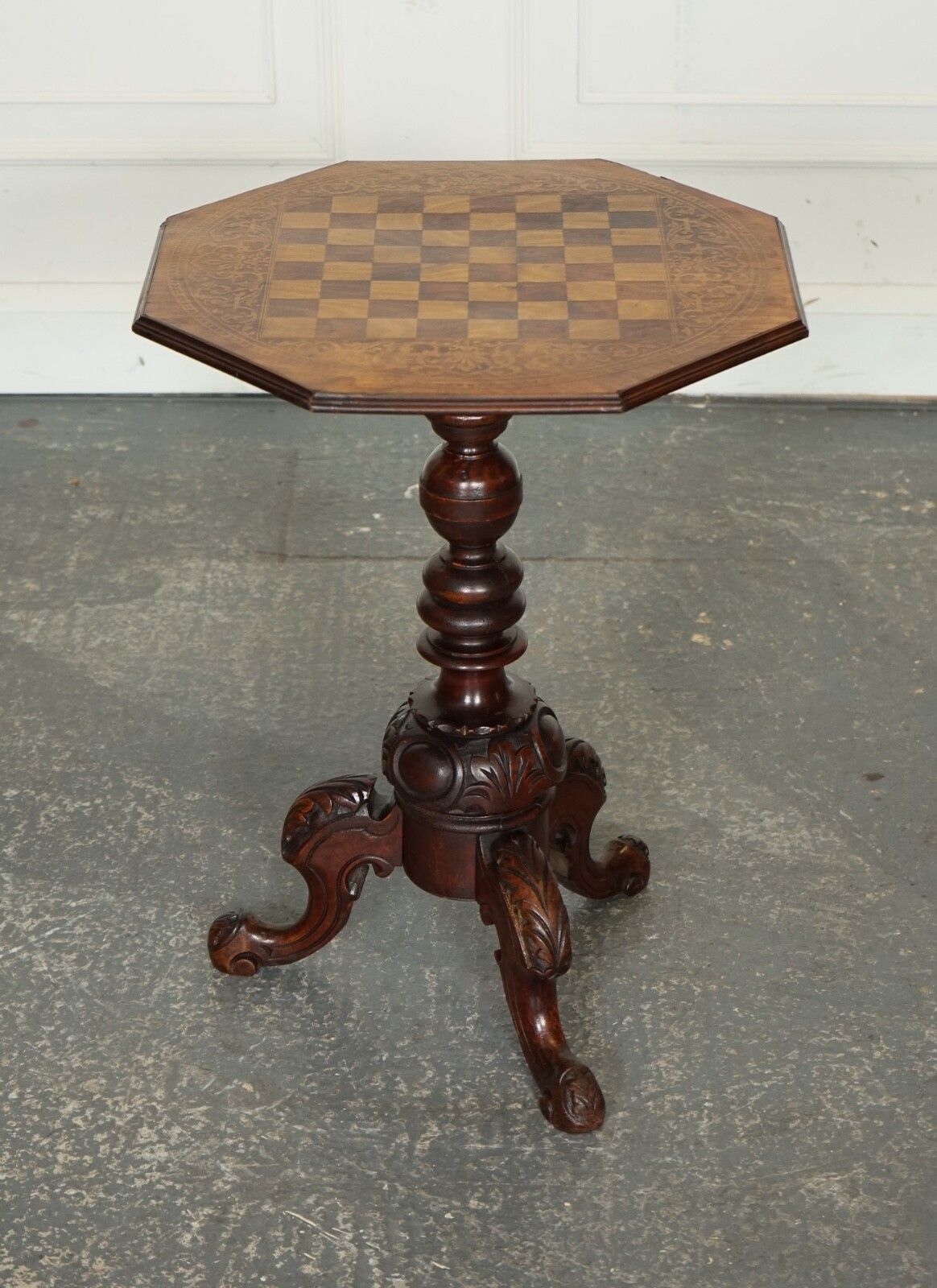 Stunning Antique Italian Chess Side End Lamp Table With Carved Legs photo for sale