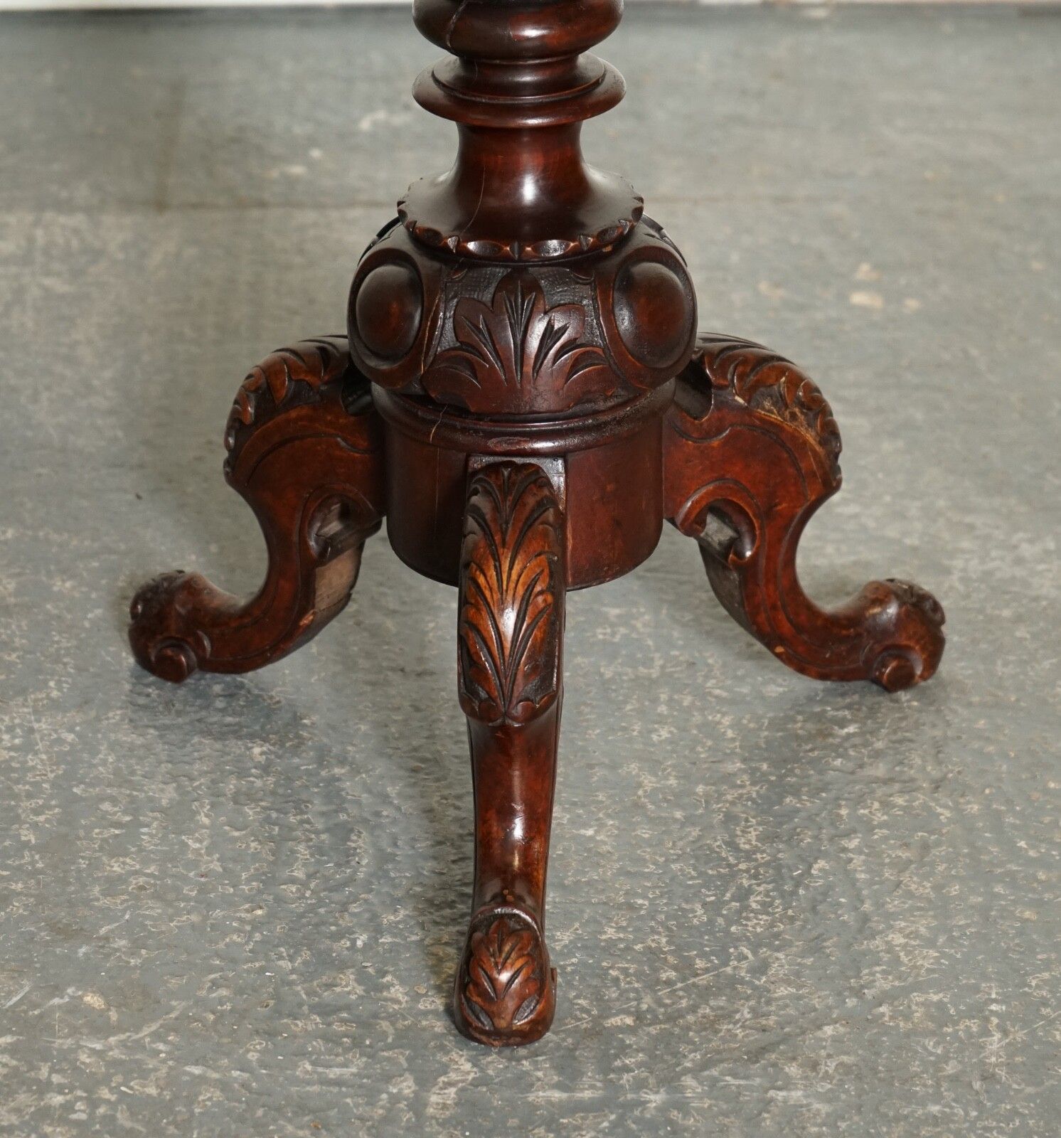 Stunning Antique Italian Chess Side End Lamp Table With Carved Legs photo vinterior