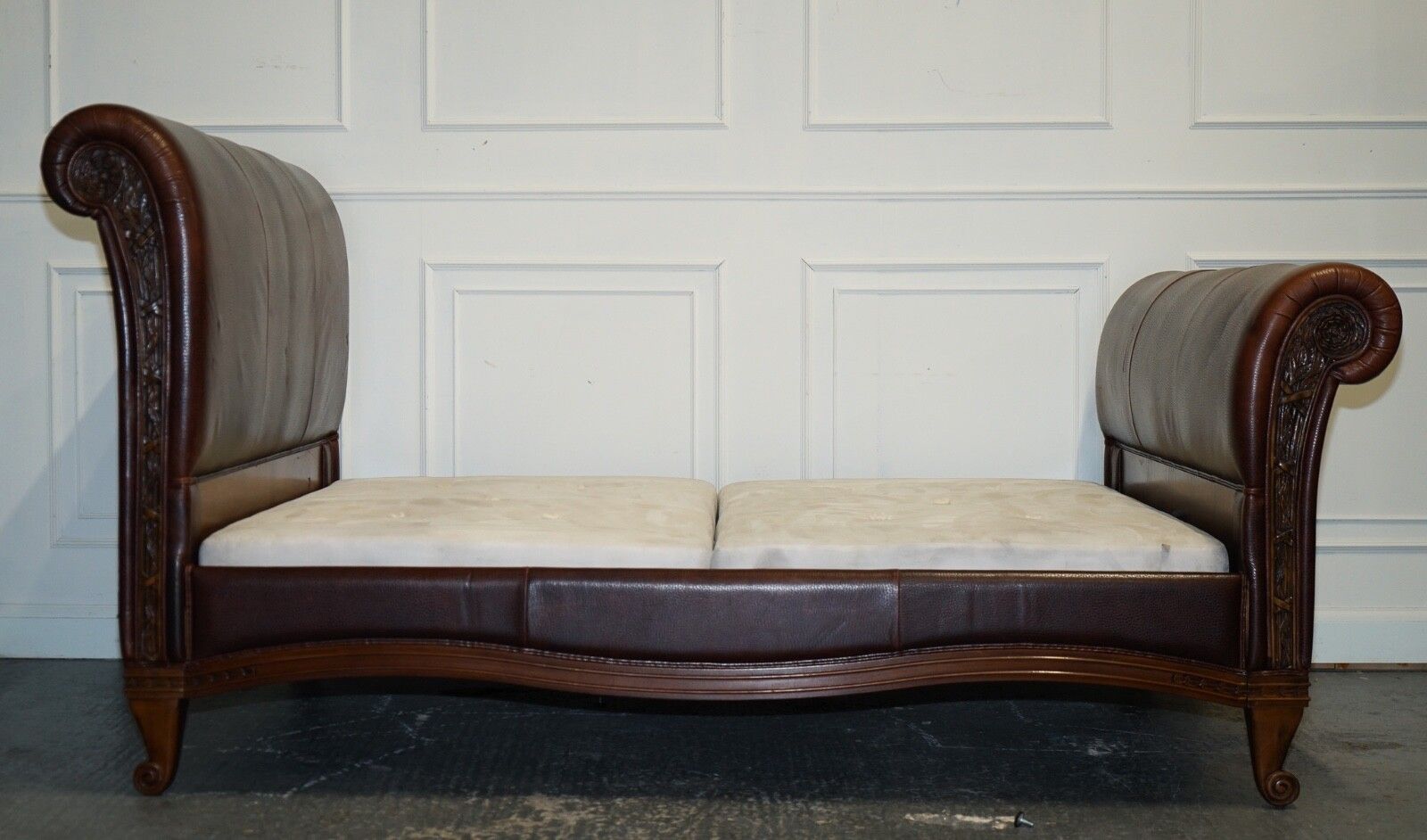 photo vinterior Stunning King Size Bonaparte Carved Leather Bed And So To Bed Rrp £14,000
