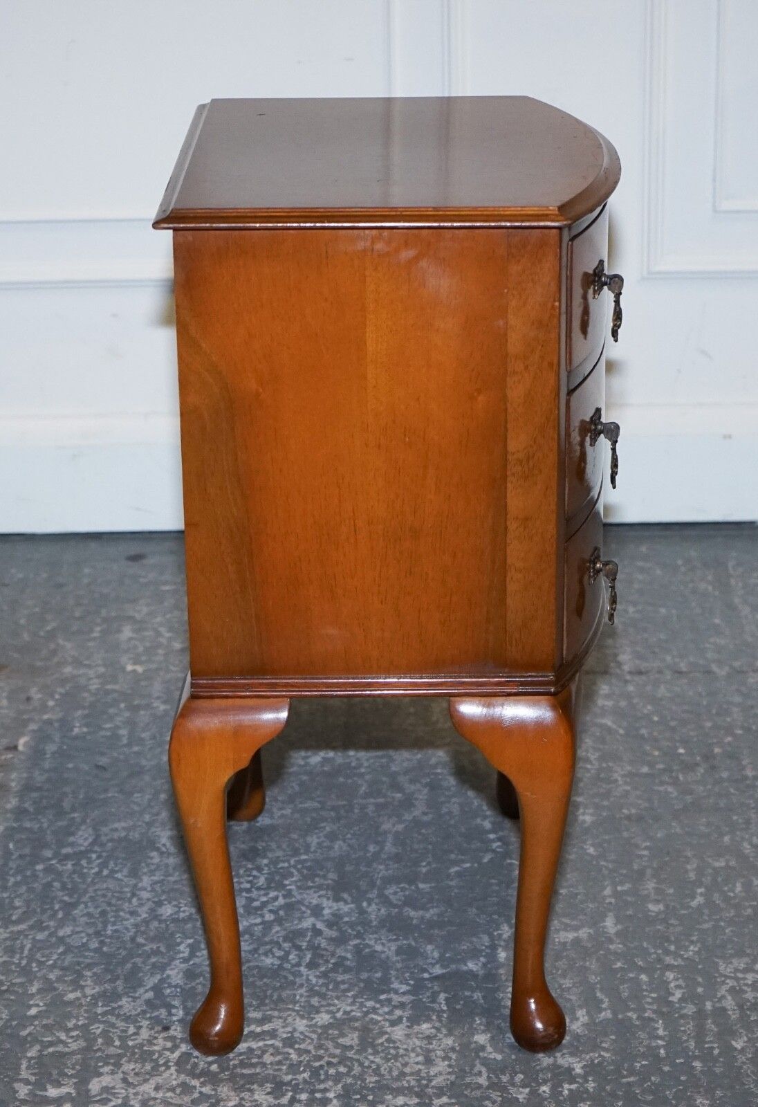 Gorgeous Vintage Art Deco Style Burr Walnut Side End Lamp Table Queen Anne Legs photo vintage