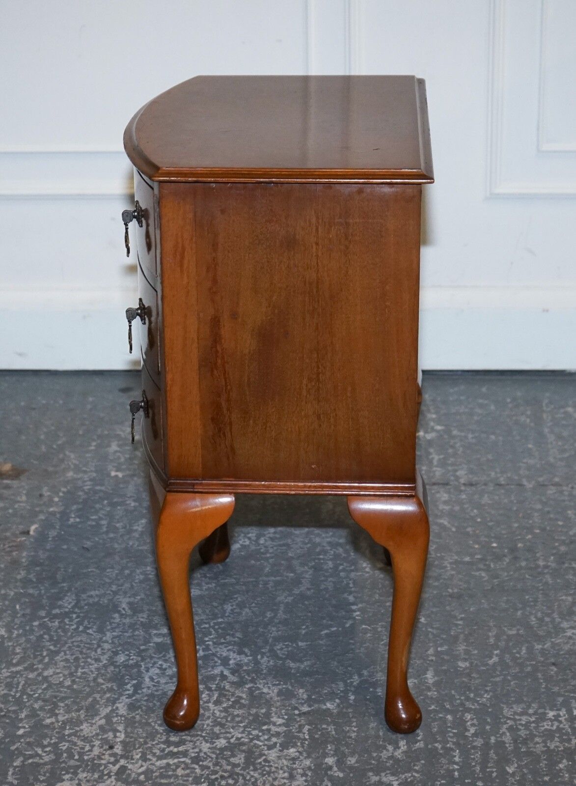 photo furniture Gorgeous Vintage Art Deco Style Burr Walnut Side End Lamp Table Queen Anne Legs
