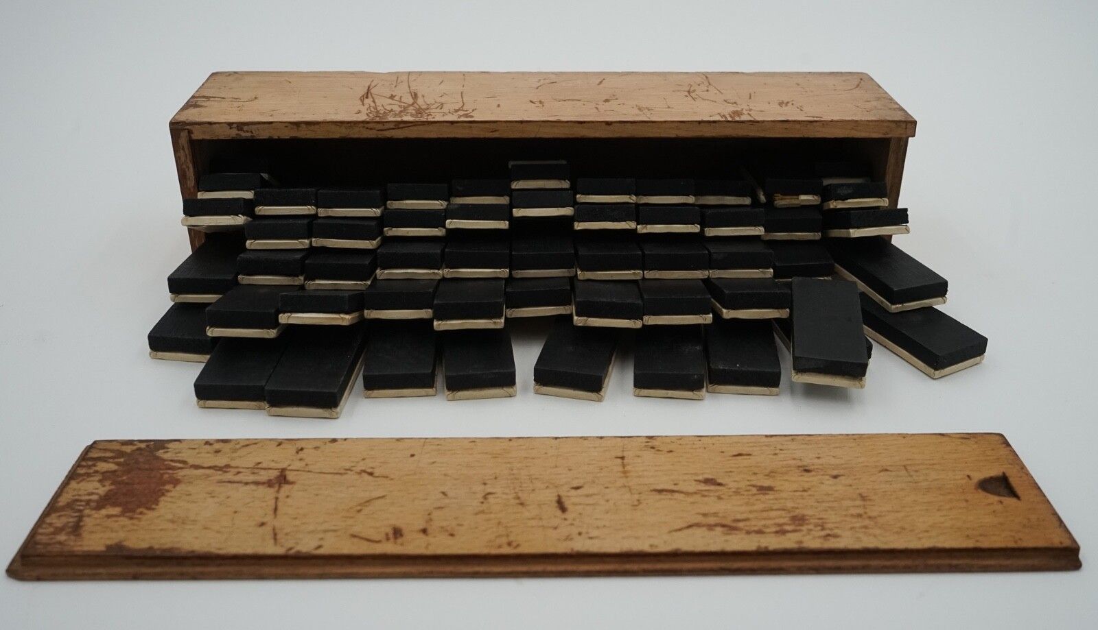 photo vinterior Late 19th Century Box Of Traditional Game Niner Dominos With Stunning Patina