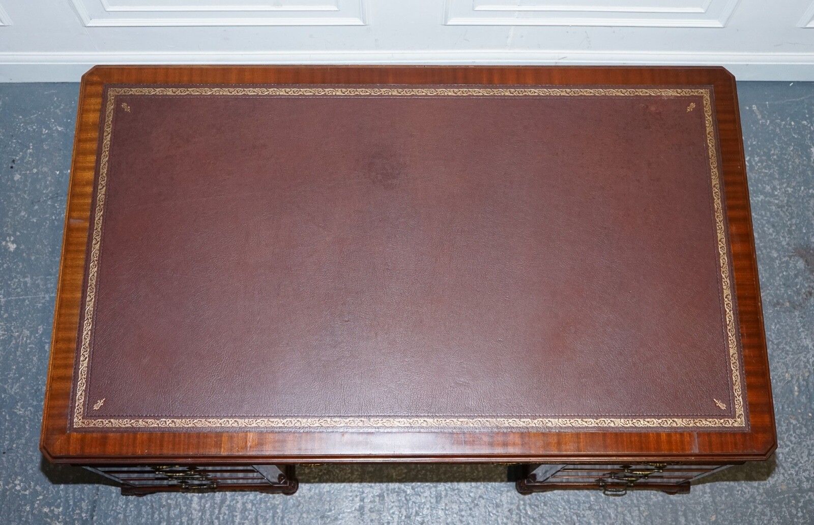 photo vinterior Rare Globe Wernicke Burgundy Embossed Leather Top Twin Pedestal Desk