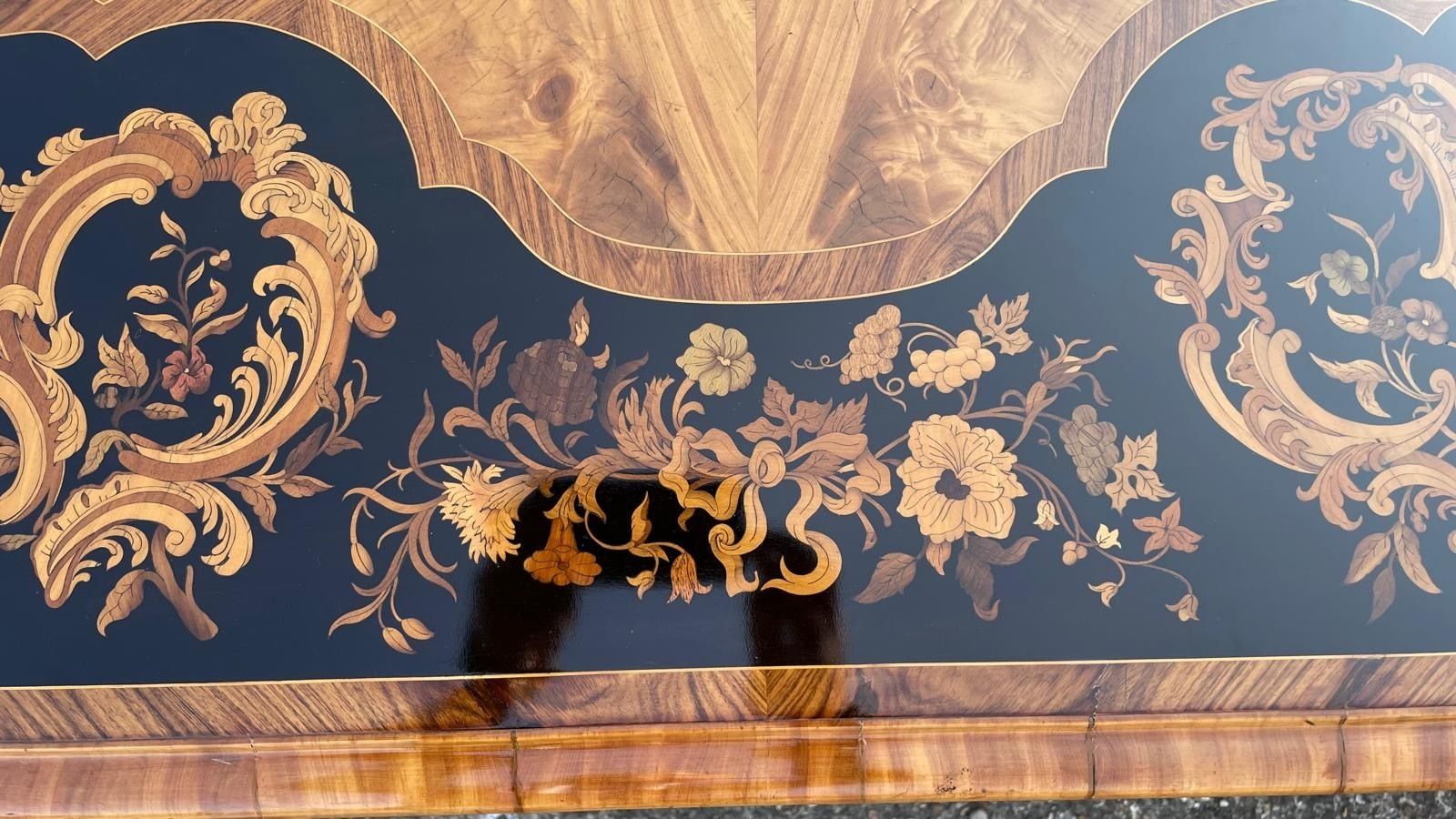 Victorian Octagonal Table With Ebony Inlays On Fine And Satinwood – 19th Century photo Furniture