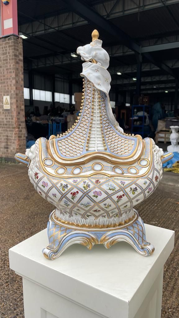 Pair Of Meissen 'Vaisseau à Mât' Ship Vase And Cover, 20th Century photo 4500.0