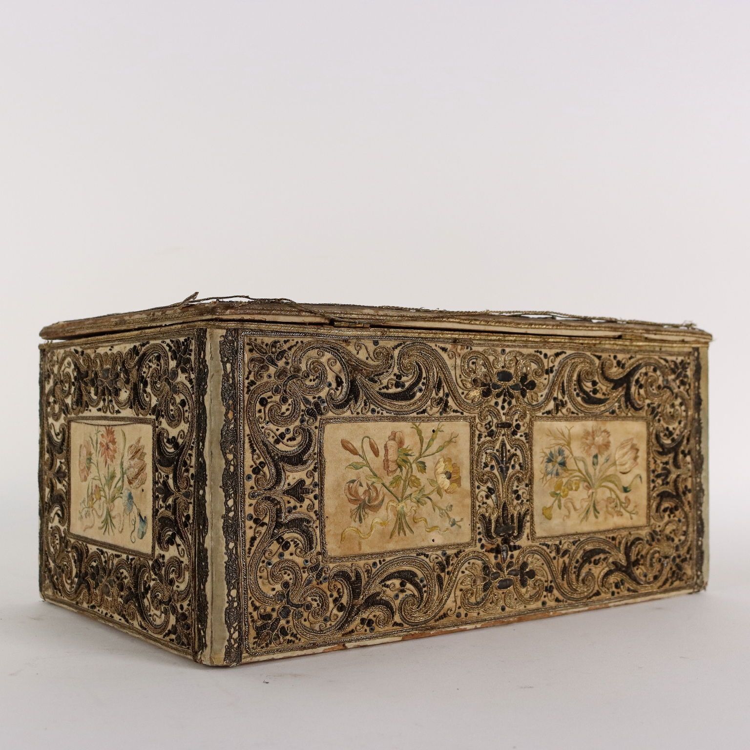 photo vinterior Antique Casket Wood Fabric Beads Europe XIX Century
