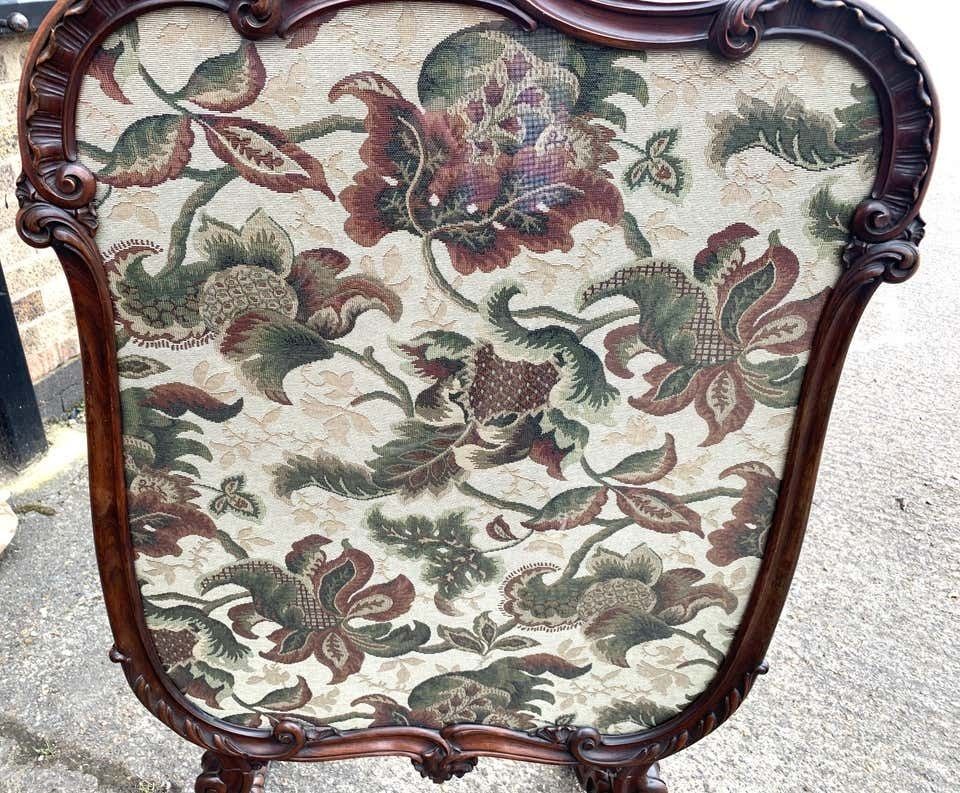 19th Century Fine Tapestry Firescreen In A Carved Walnut Fram photo vinterior