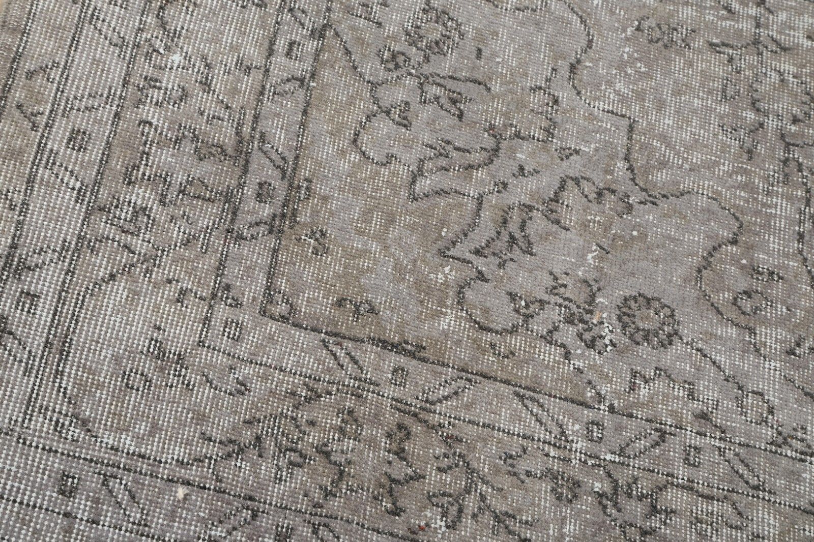 4.8x9.3 Ft Vintage Garden Design Rug Overdyed In Gray, Handknotted In Turkey photo furniture