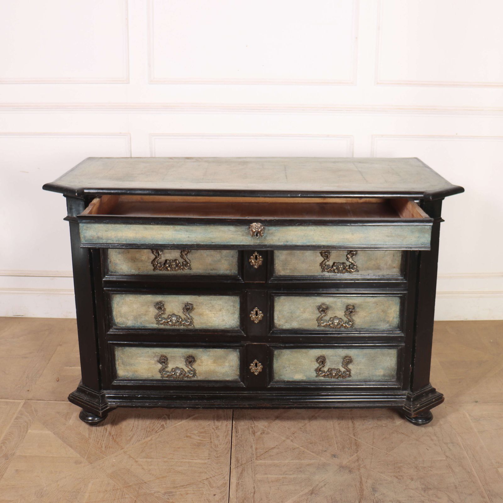 photo vinterior 18th Century Italian Painted Commode