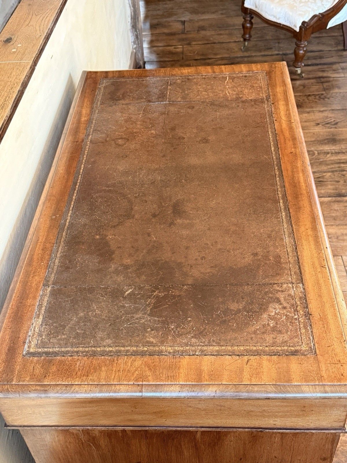 photo vintage Fine Original Georgian Antique Brown Leather Writing Pedestal Desk Circa 1800's
