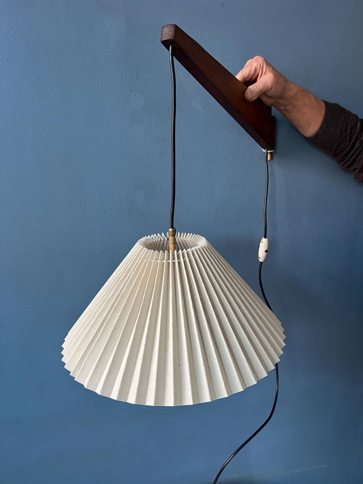Mid Century Teakhouten Hengellamp Met Geplooide Kap photo vinterior