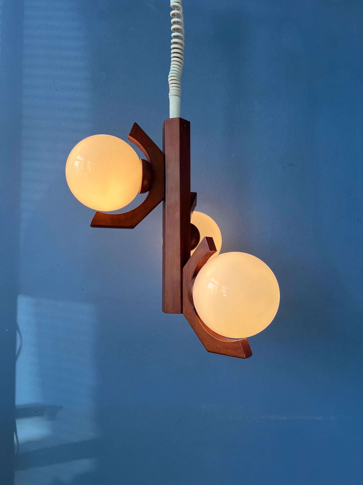 Bruine Mid Century Hanglamp Van Bony Met Opaalglazen Kappen