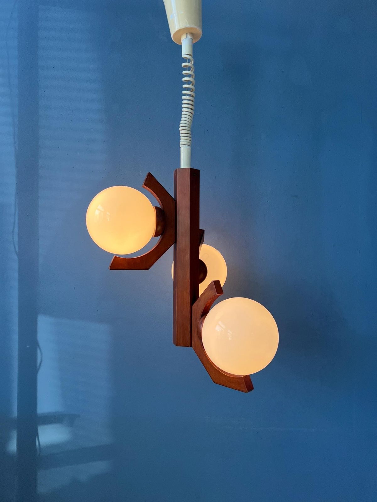 Bruine Mid Century Hanglamp Van Bony Met Opaalglazen Kappen photo furniture