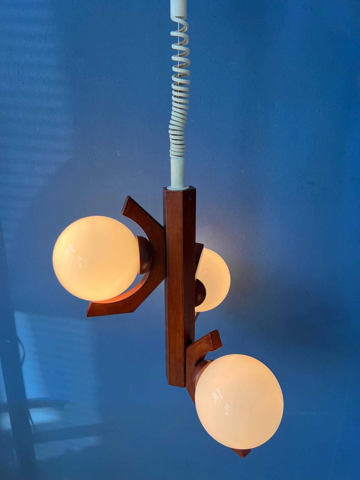 Bruine Mid Century Hanglamp Van Bony Met Opaalglazen Kappen photo for sale