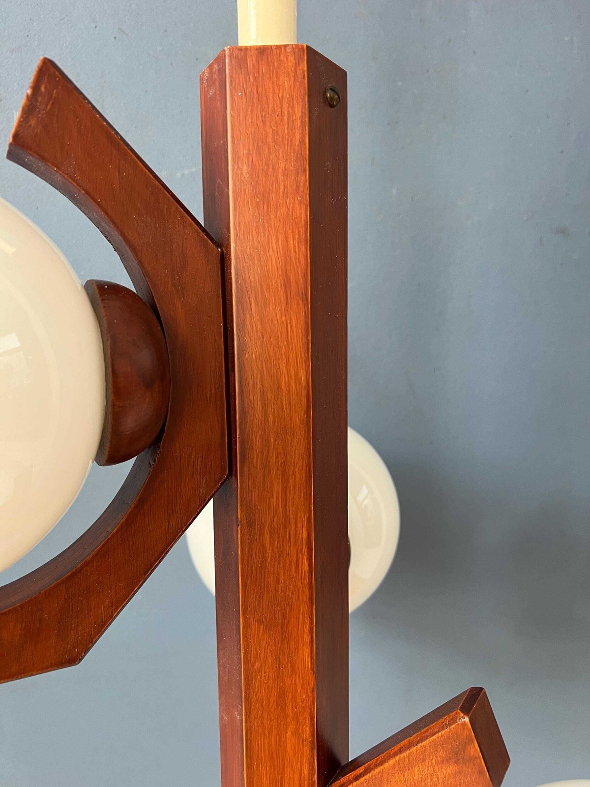 photo furniture Bruine Mid Century Hanglamp Van Bony Met Opaalglazen Kappen