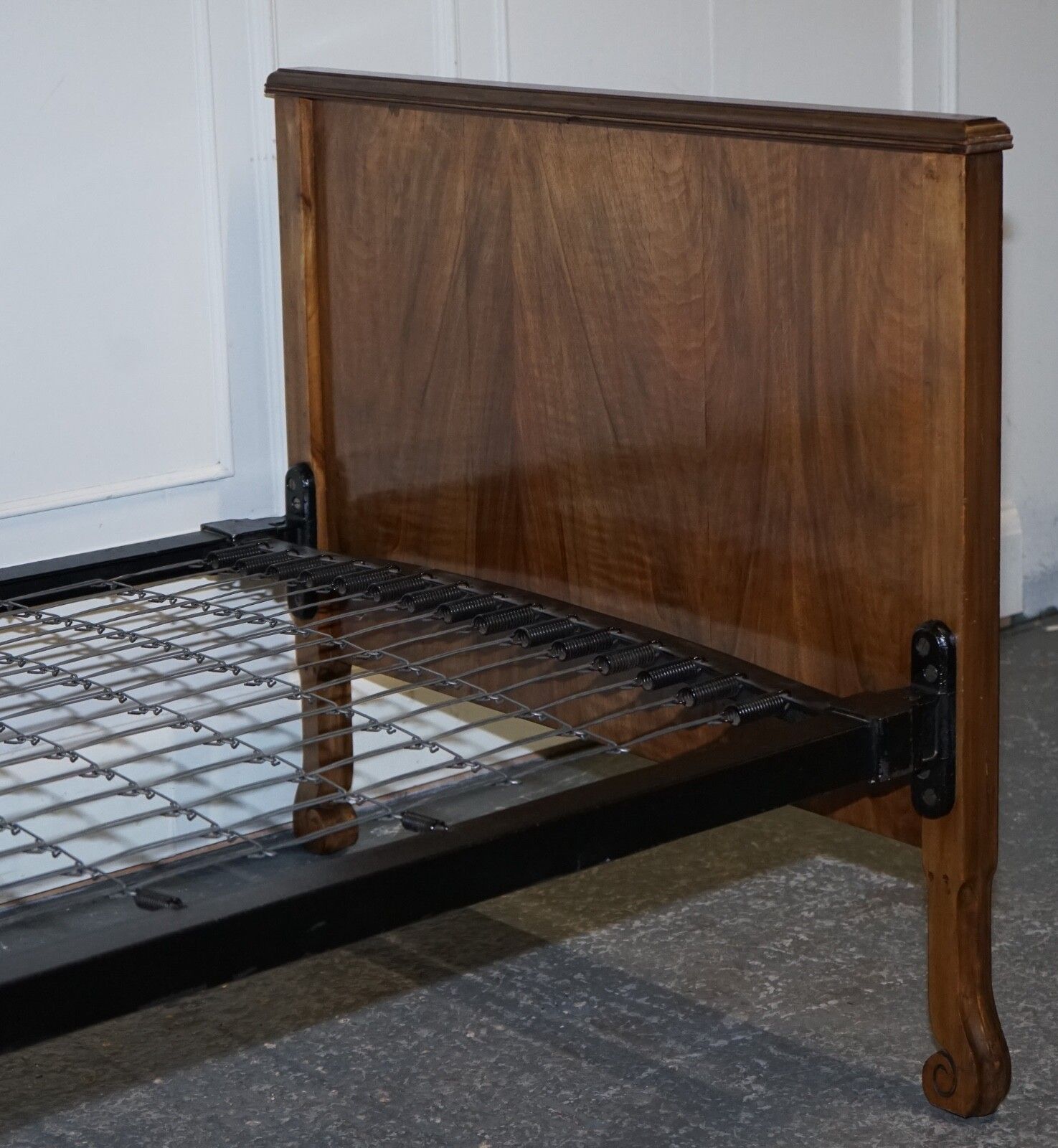 photo vinterior Art Deco Burr Walnut Decorative Inlaid Panels Single Bed (1/2)