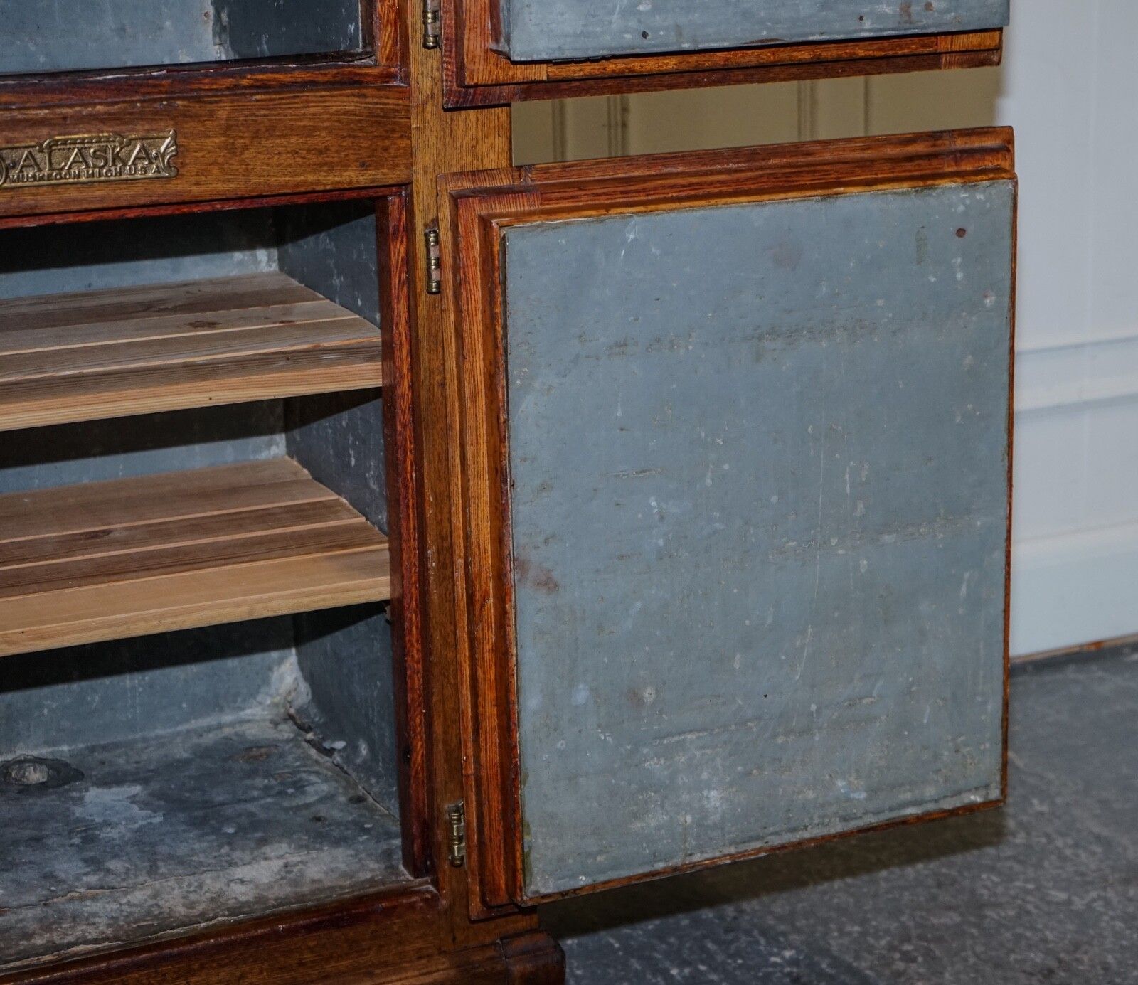 photo vintage Circa 1900's Large North American Alaska Muskegon Oak Larder Ice Box Collectable