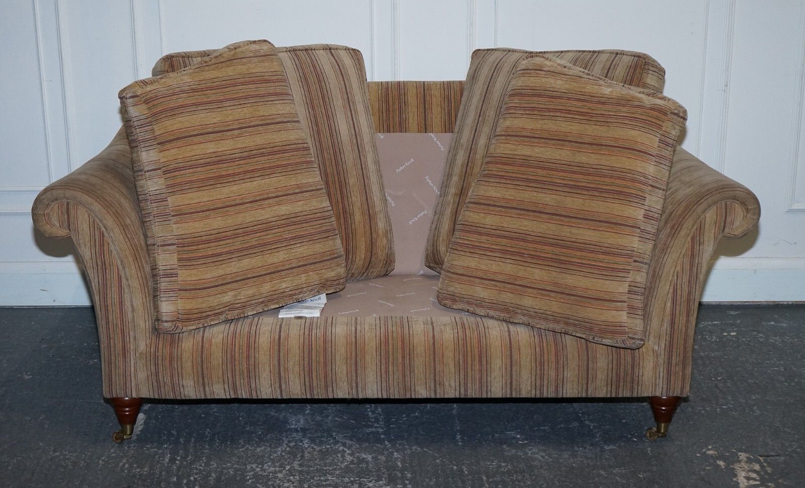 photo vintage Vintage Parker Knoll Westbury 2 Seater Fabric Sofa With Castor Feet