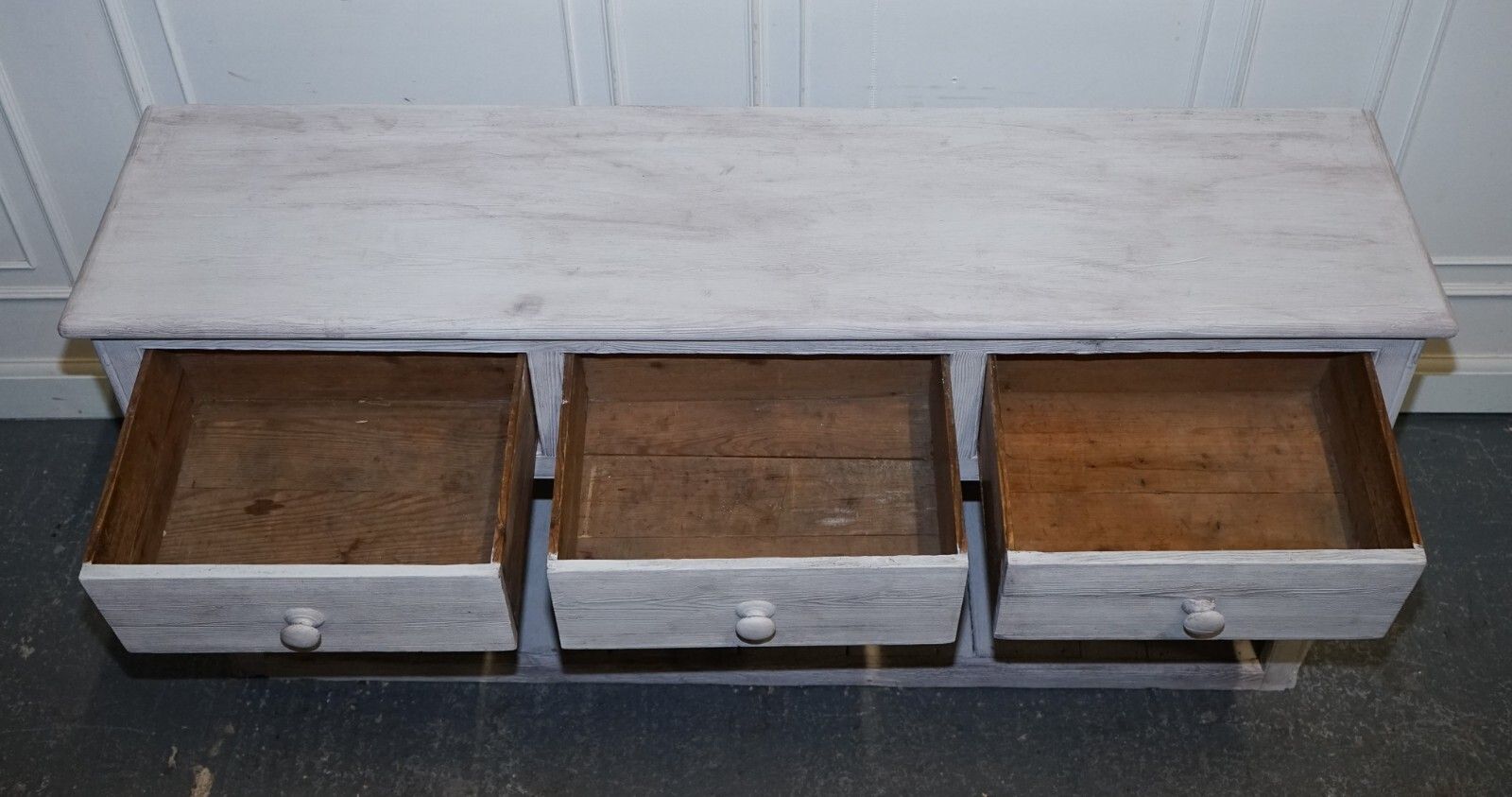 photo vinterior Antique Hand Painted English Pine Farmhouse Sideboard With Three Drawers