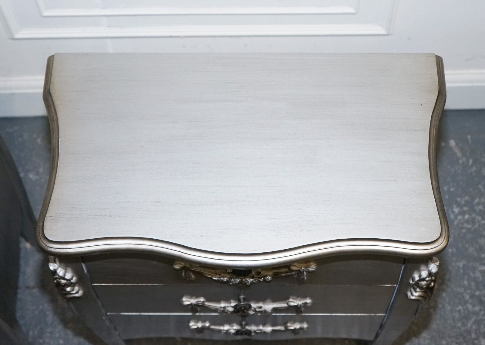 photo vinterior Lovely French Grey Silver Baroque Style 3 Drawer Bedside Tables Chest Of Drawers