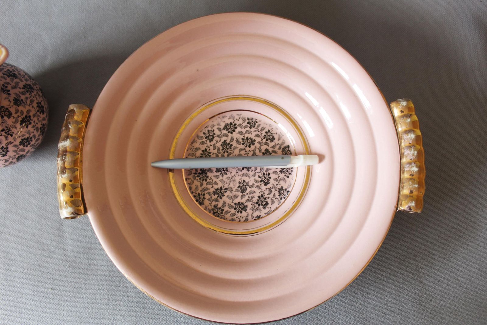 Set Van 2 Art Deco Raymond Chevallier, Boch Freres Keramis Grote Keramische Schaal En Kan, Middenstuk België, Zachtroze, Catteau Ca. 1938 photo for sale