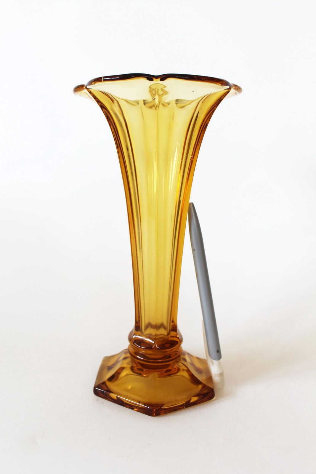 Art Deco Val Saint Lambert (Vsl) Amberkleurige Glazen Vaas, Charles Graffart België, Tulpvaas, Gesigneerd, Model American 1935, Luxval Serie photo furniture