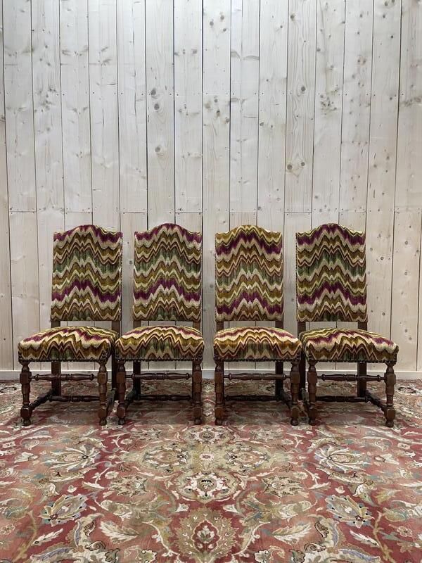 4 Chaises De Style Louis XIII En Bois Tournés Et Velours